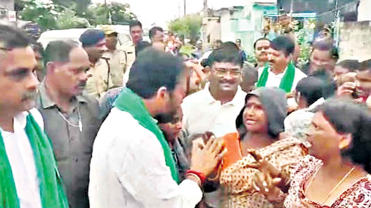 కేంద్రమంత్రి కిషన్‌రెడ్డిని అడ్డుకున్న మహిళలు