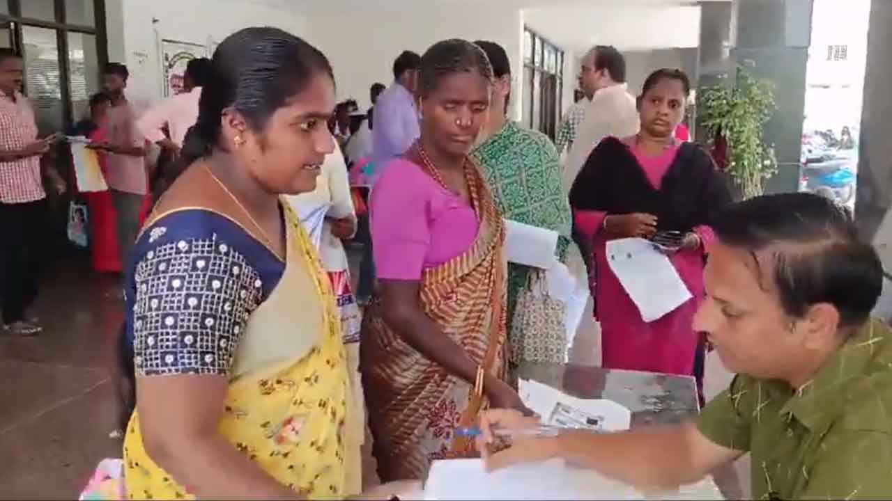 Flood victims | వరద సహాయం కోసం ఖమ్మంలో బారులు తీరిన బాధితులు