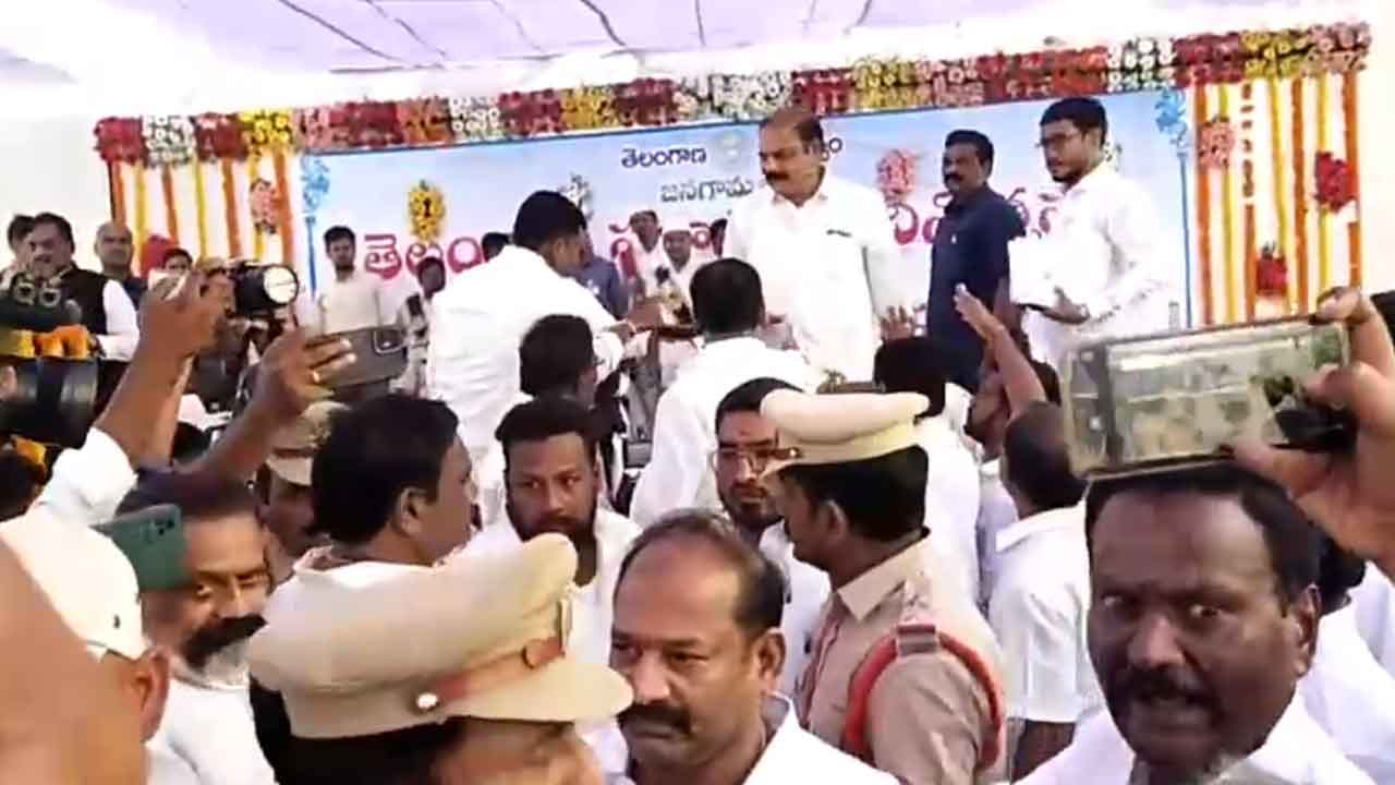 Janagama | జనగామ జిల్లా కాంగ్రెస్ పార్టీలో రచ్చరచ్చ..సొంత పార్టీ నేతల నుంచే కొమ్మూరికి నిరసన సెగ : వీడియో