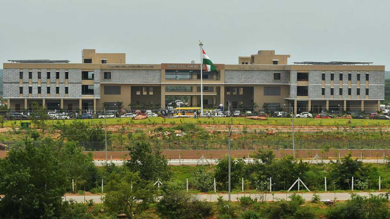 Rangareddy | రంగారెడ్డి కలెక్టరేట్‌లో తుపాకీతో కాల్చుకుని కానిస్టేబుల్‌ ఆత్మహత్య..