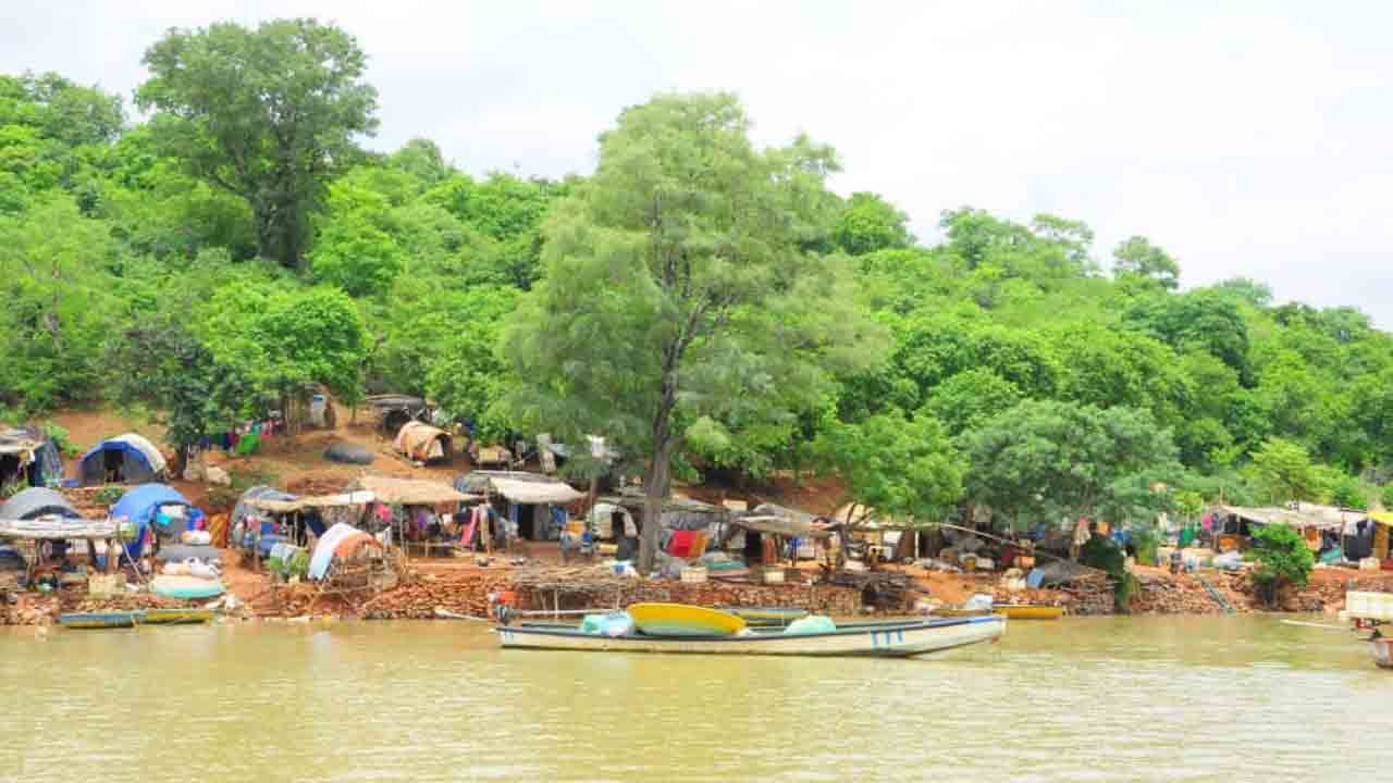 Kollapur | కృష్ణానదిలో వరద నీటిలో చిక్కుకున్న చెంచులు, జాలర్లు