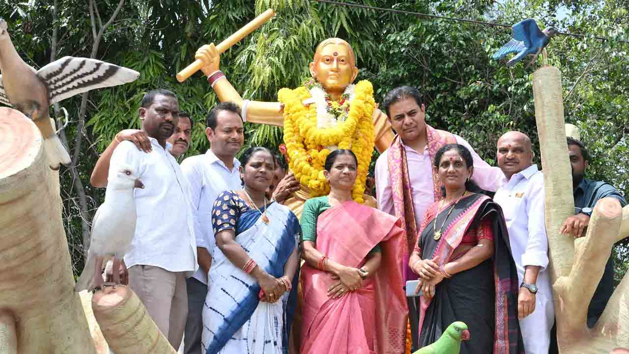 KTR | చాక‌లి ఐల‌మ్మ జ‌యంతి.. సిరిసిల్ల‌లో నివాళుల‌ర్పించిన కేటీఆర్