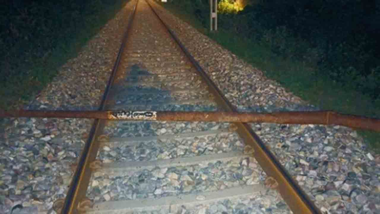 long iron pole on railway tracks | రైలుకు ప్రమాదం కలిగించే యత్నం.. రైలు పట్టాలపై పొడవైన ఇనుప   స్తంభం