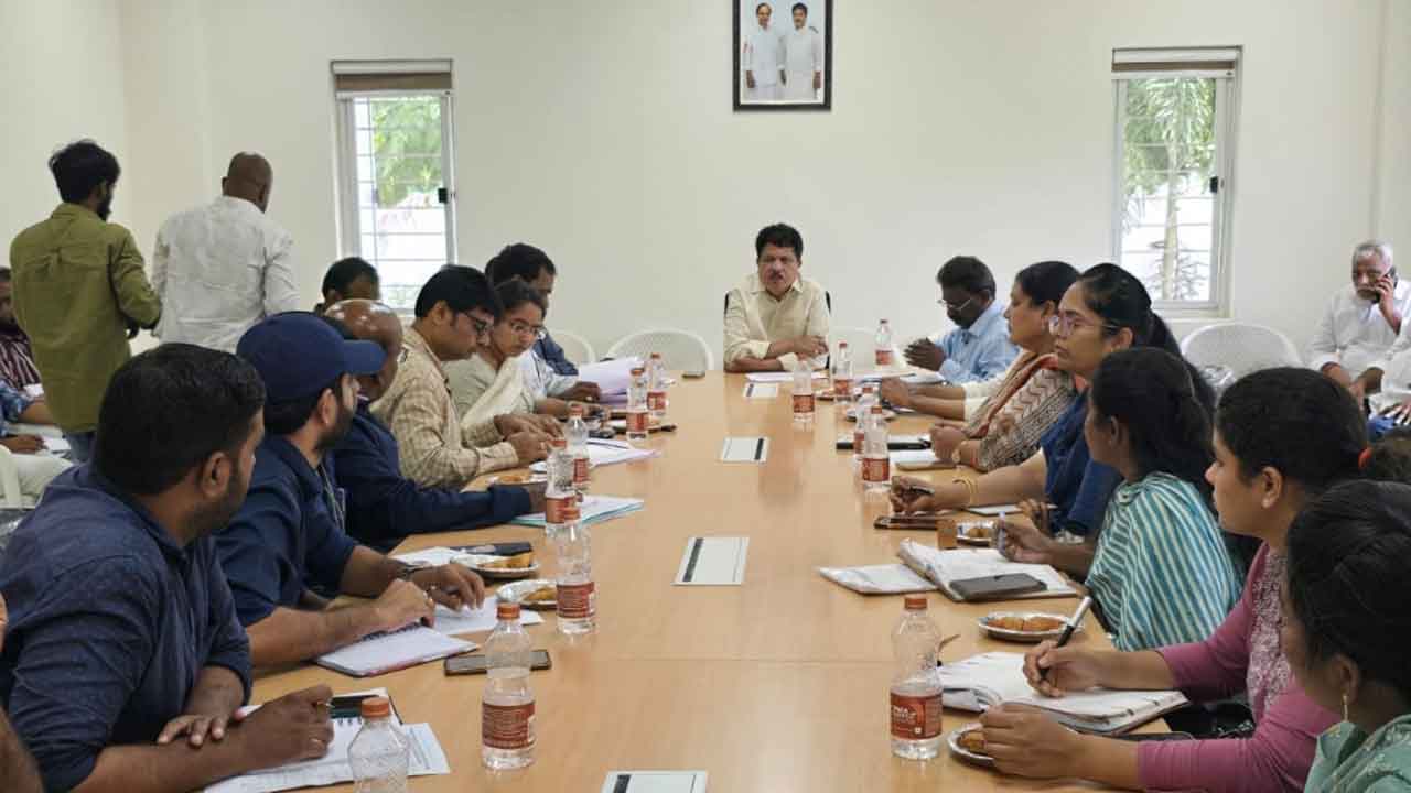 MLA Madhavaram | అధికారులు సమన్వయంతో పనిచేయాలి : ఎమ్మెల్యే మాధవరం