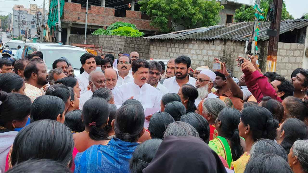 MLA Madhavaram | మిమ్మల్ని కాపాడుకునే బాధ్యత నేను తీసుకుంటా : ఎమ్మెల్యే మాధవరం