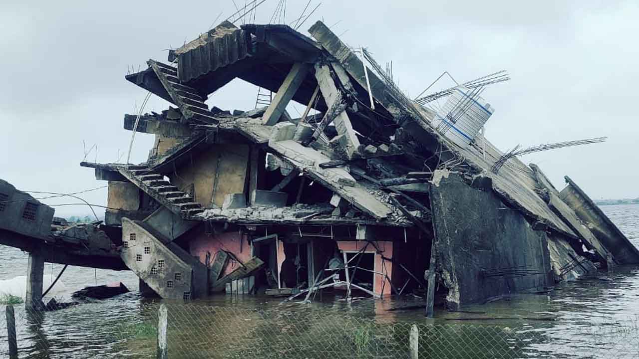 HYDRAA | చెరువులో కట్టిన భవనాన్ని బాంబులతో కూల్చేసిన అధికారులు.. శిథిలాలు తగిలి ఇద్దరికి గాయాలు : వీడియో