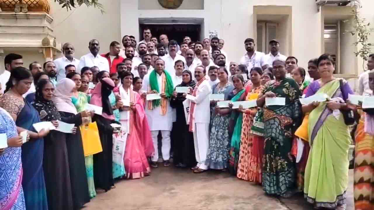 Malla Reddy | కొత్త చెక్కులైతే తులం బంగారంతో వ‌స్త‌య్.. మ‌ల్లారెడ్డి, ఈట‌ల మ‌ధ్య ఫ‌న్నీ టాక్.. వీడియో