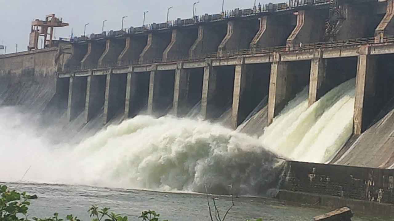 Maneru Dam | నిండు కుండలా మానేరు డ్యాం.. రెండు గేట్లు ఎత్తి దిగువకు నీటి విడుదల