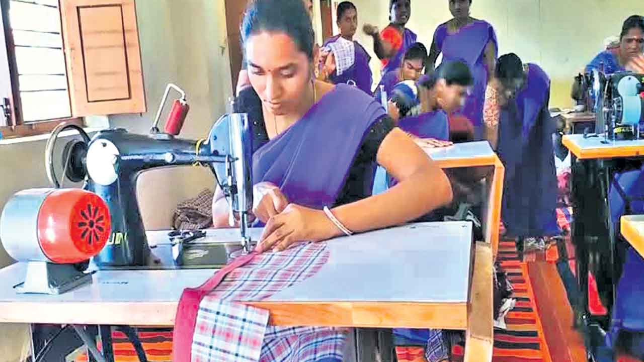 కుట్టు కూలీ ఇయ్యలే..