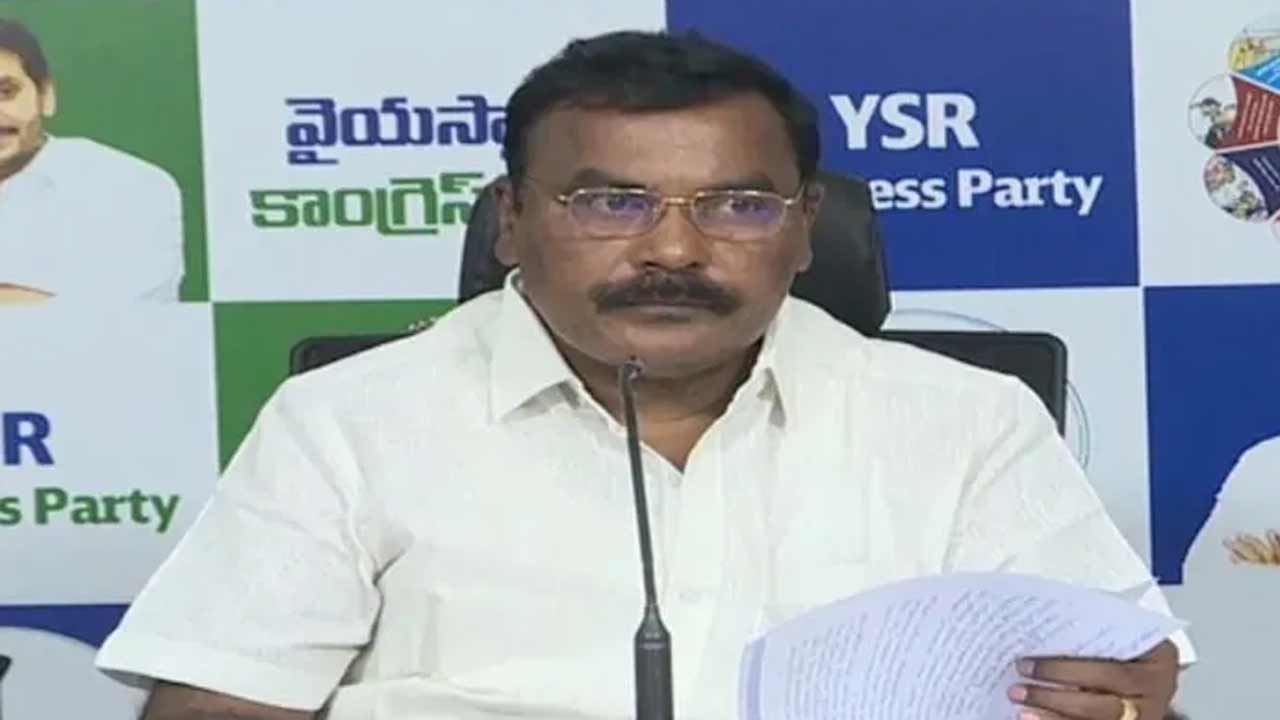 ఏపీలో రెడ్‌బుక్‌ రాజ్యాంగం నడుస్తోంది.. చంద్రబాబుపై మాజీ మంత్రి ఫైర్