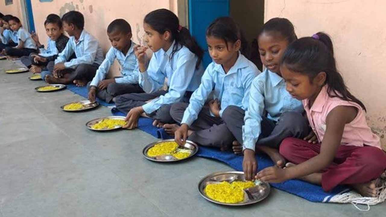 Mid-Day Meal: మ‌ధ్యాహ్న భోజ‌నంలో ఊస‌ర‌వెల్లి.. 65 మంది విద్యార్థులకు అస్వ‌స్థ‌త‌