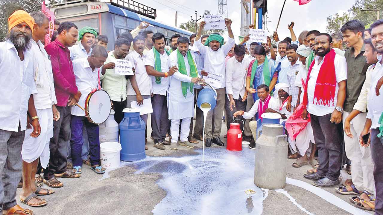 బిల్లులు రాక రోడ్డెక్కిన పాలరైతులు