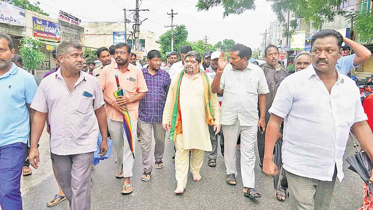 లోతట్టు ప్రాంతాల్లో పర్యటించిన మంత్రి