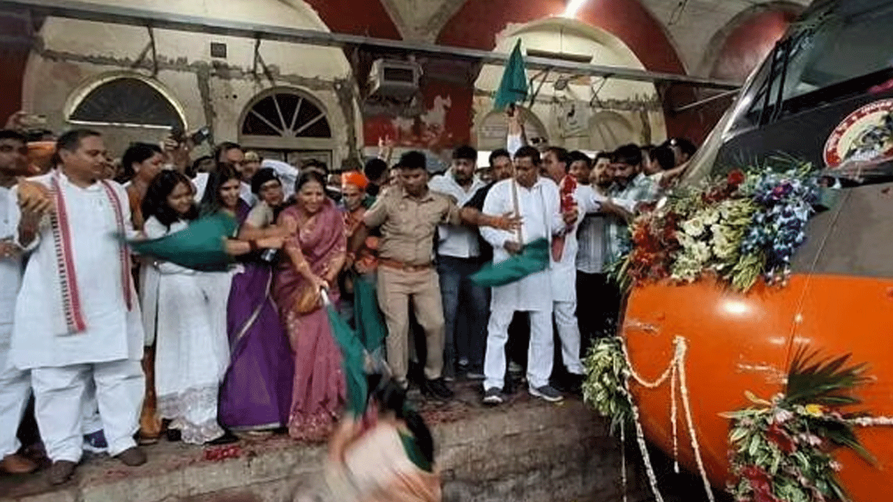 BJP MLA: వందేభార‌త్ ఎక్స్‌ప్రెస్‌కు ప‌చ్చ‌జెండా ఊప‌బోయి.. రైల్వే ట్రాక్‌పై ప‌డిపోయిన బీజేపీ ఎమ్మెల్యే.. వీడియో