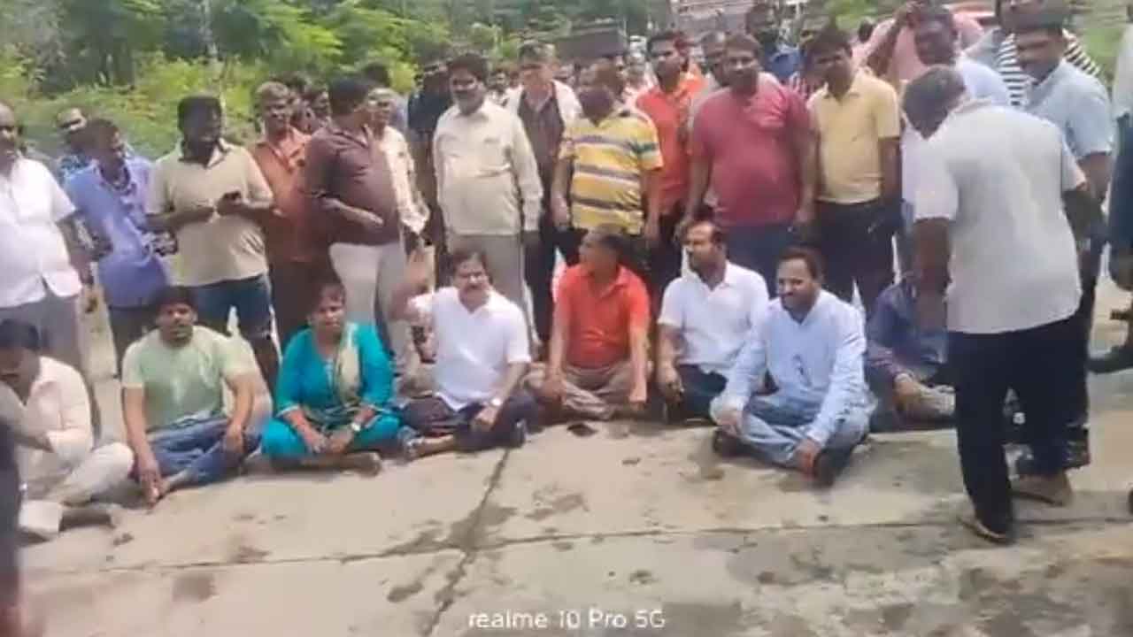 Road accident | స్కూటీని ఢీ కొట్టిన డీసీఎం, వ్యక్తి మృతి.. జవహర్‌నగర్‌లో ఉద్రిక్త పరిస్థితులు