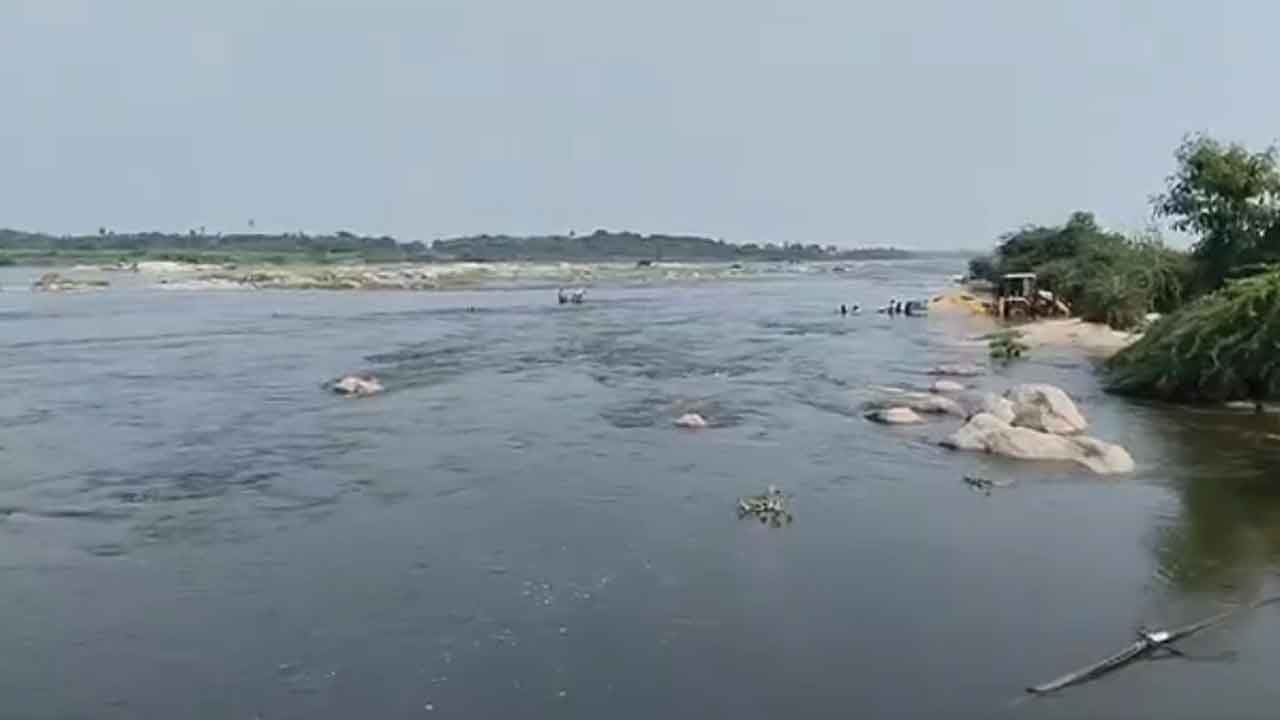 Musi project | మూసీ ప్రాజెక్ట్ గేట్లు ఎత్తివేత.. వరదలో చిక్కుకున్న పశువుల కాపరులు : వీడియో