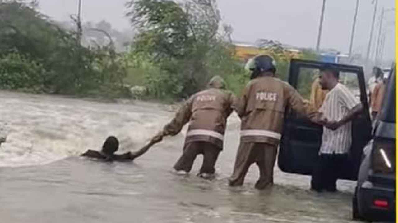 Heavy Rains |  వరదలో కొట్టుకుపోతున్న వ్యక్తిని కాపాడిన పోలీసులు : వైరల్‌ వీడియో