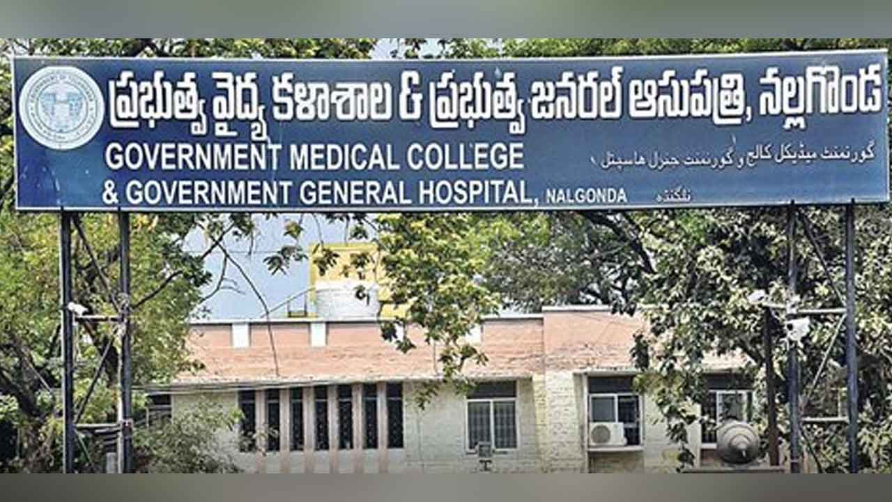 Nallagonda | మూడు నెలలుగా జీతాలు ఇవ్వడం లేదంటూ నిరసనకు దిగిన శానిటేషన్ సిబ్బంది