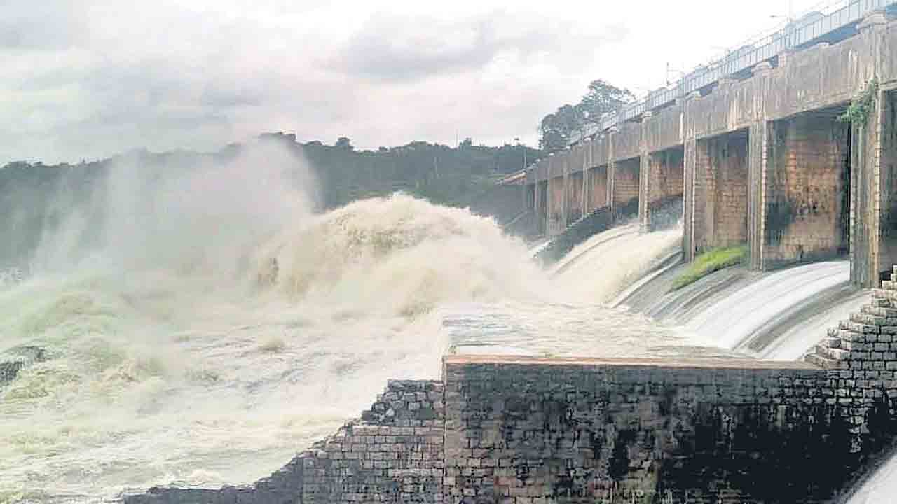 నిజాంసాగర్‌ మూడు గేట్లు ఎత్తివేత