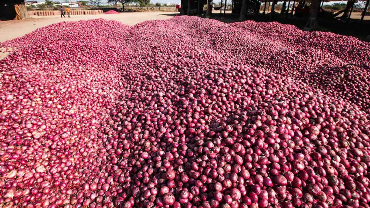 ఉల్లి ధరల కట్టడికి నిల్వల విక్రయం