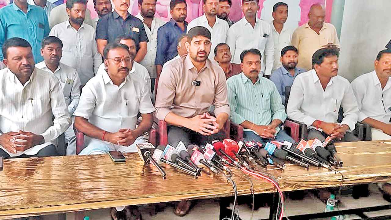 ఫోన్లు ట్యాపింగ్‌ చేస్తున్న ప్రభుత్వం!