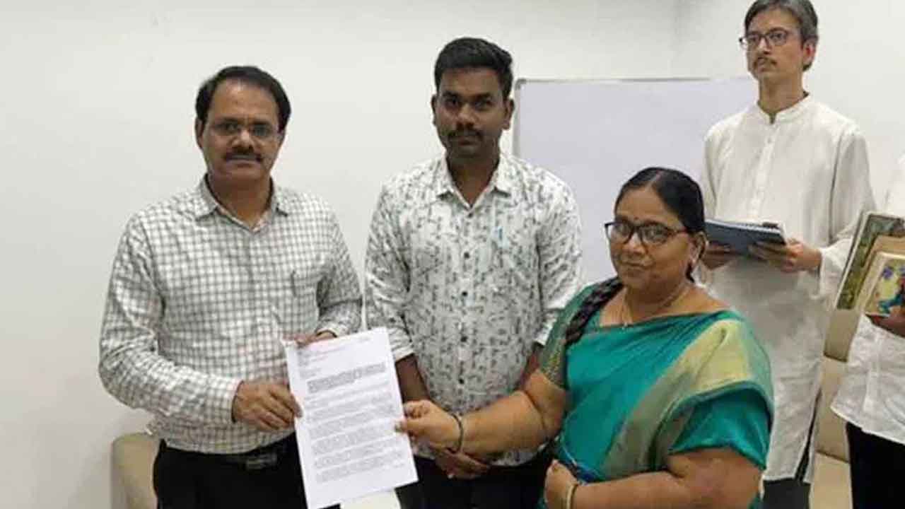 అమరుడి భార్యకు అష్టకష్టాలు