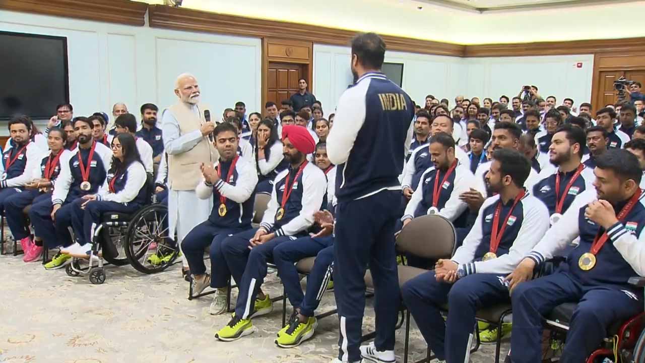 PM Modi: పారాలింపిక్ ప‌త‌క విజేత‌ల‌ను క‌లుసుకున్న ప్ర‌ధాని మోదీ.. వీడియో