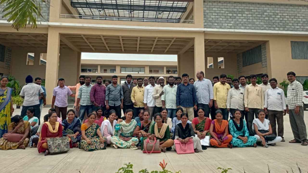 Gadwala | గురుకులాల్లోకి తిరిగి తీసుకోవాలని పార్ట్‌టైం ఉపాధ్యాయుల నిరసన