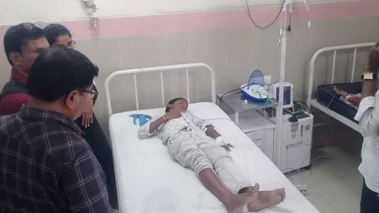 Peddapally | గురుకుల పాఠశాలలో విద్యార్థికి పాము కాటు.. హాస్పిటల్‌కు తరలింపు