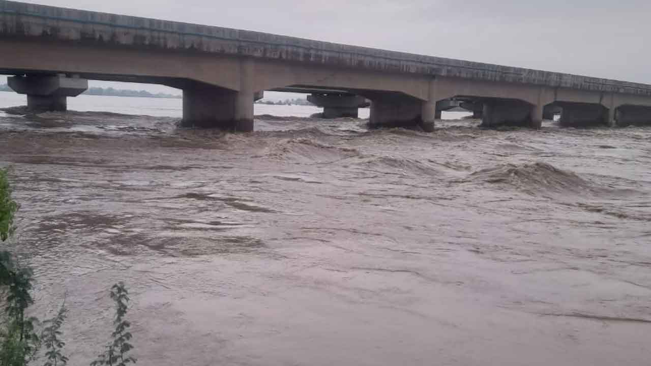 Heavy rains | పెన్ గంగా నదికి పోటెత్తుతున్న వరద