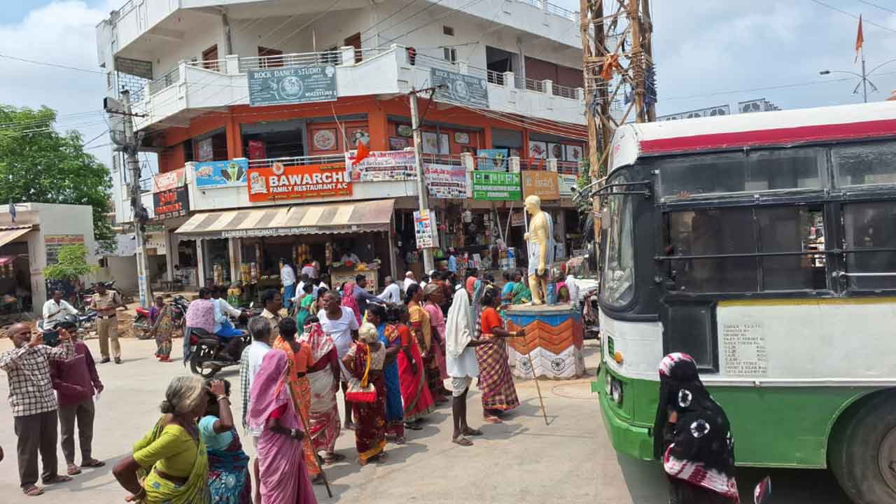 Wanaparthi | పింఛన్ల కోసం రోడెక్కిన వృద్ధులు.. భారీగా ట్రాఫిక్ జామ్