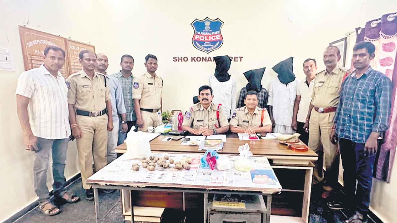 నాటు బాంబులు పెట్టి.. వన్యప్రాణుల వేట