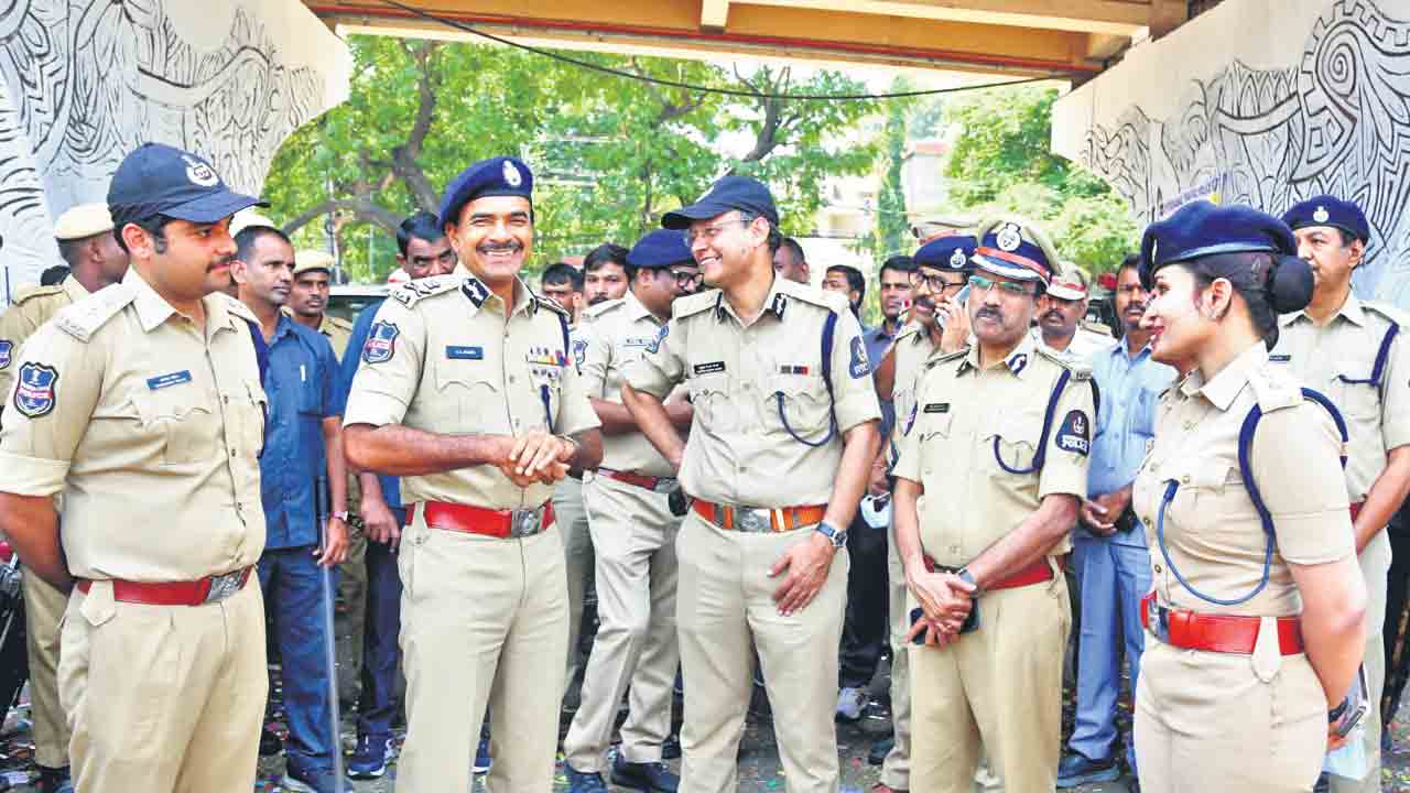 CV Anand | హుస్సేన్‌సాగర్‌లో లక్ష విగ్రహాలు నిమజ్జనం.. అందరికీ ధన్యవాదాలు: సీవీ ఆనంద్‌