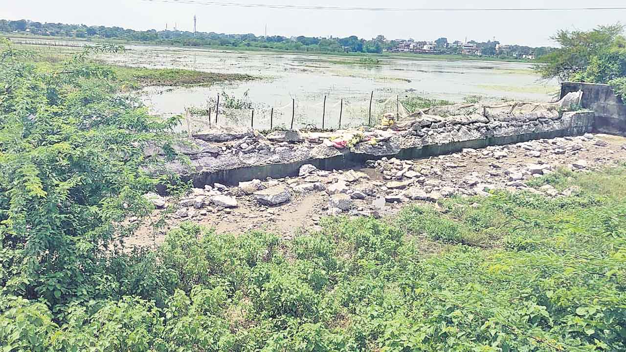 మత్తడి పేల్చింది హస్తం లీడర్లే!