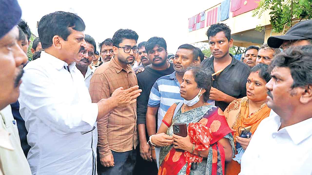 Khammam Floods | వరదలు తగ్గిన నాలుగురోజులకు వస్తారా..? సొంత నియోజకవర్గంలోనే పొంగులేటికి నిరసన సెగ..!