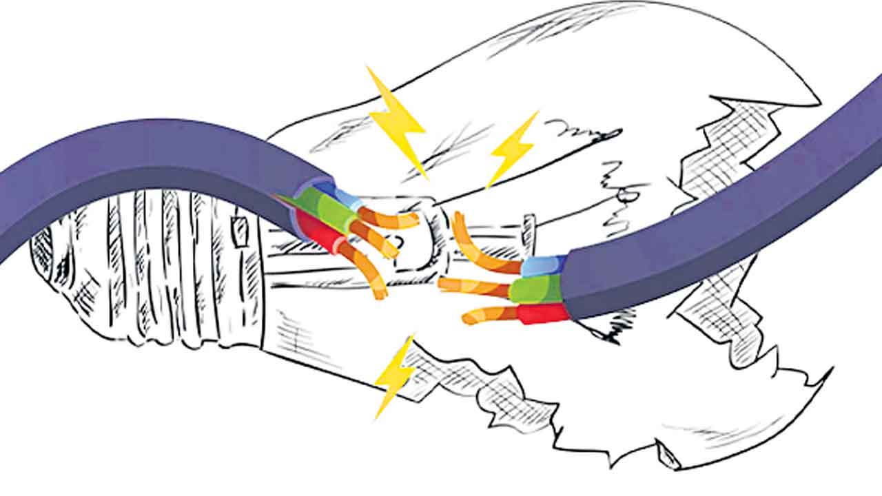 భారీ వర్షం.. విద్యుత్‌ వ్యవస్థ ఆగమాగం