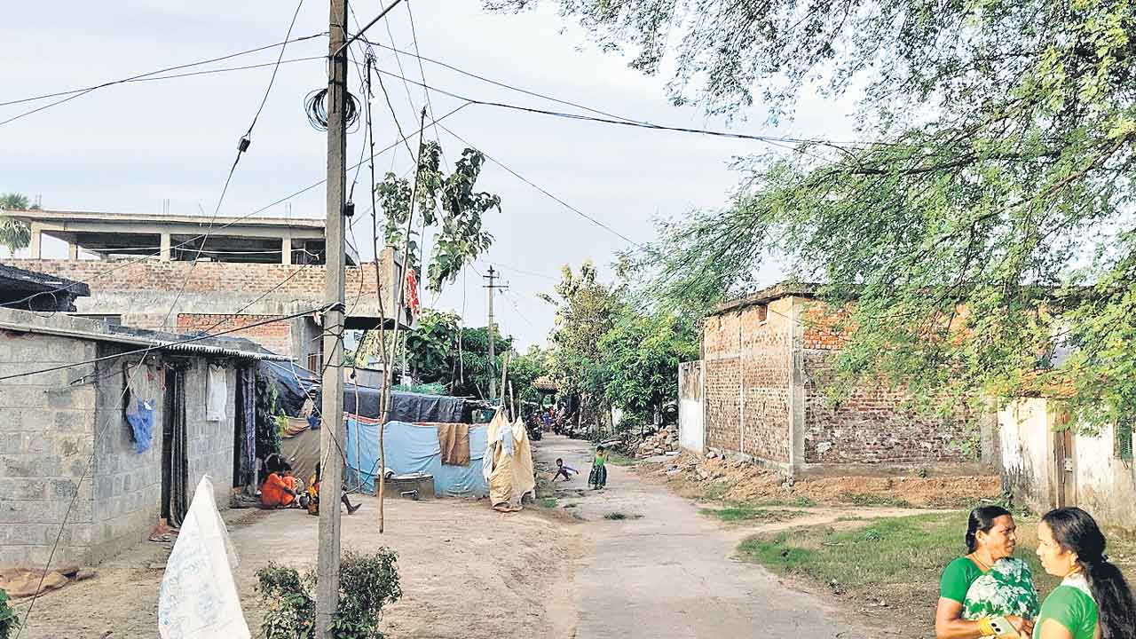 Bhupalpally | మీటర్‌ తీసుకోవడం లేదంటూ.. దళిత కాలనీలకు కరెంట్‌ కట్‌