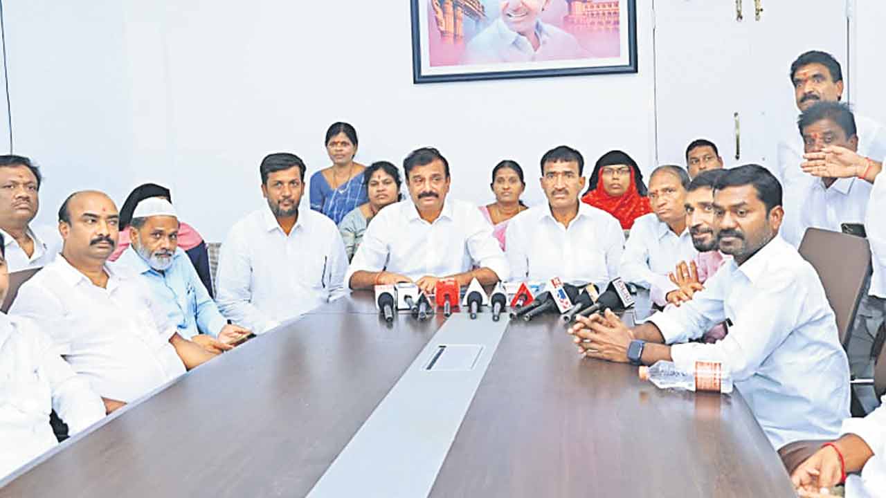 కాంగ్రెస్‌లో గాంధీలు పోయి గాడ్సెలొచ్చారు..