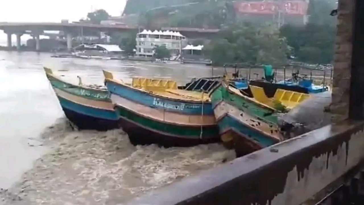 Prakasham Barrage | ప్రకాశం బ్యారేజి గేట్లను బోట్లు ఢీకొట్టిన ఘటన.. ఇద్దరు అరెస్టు