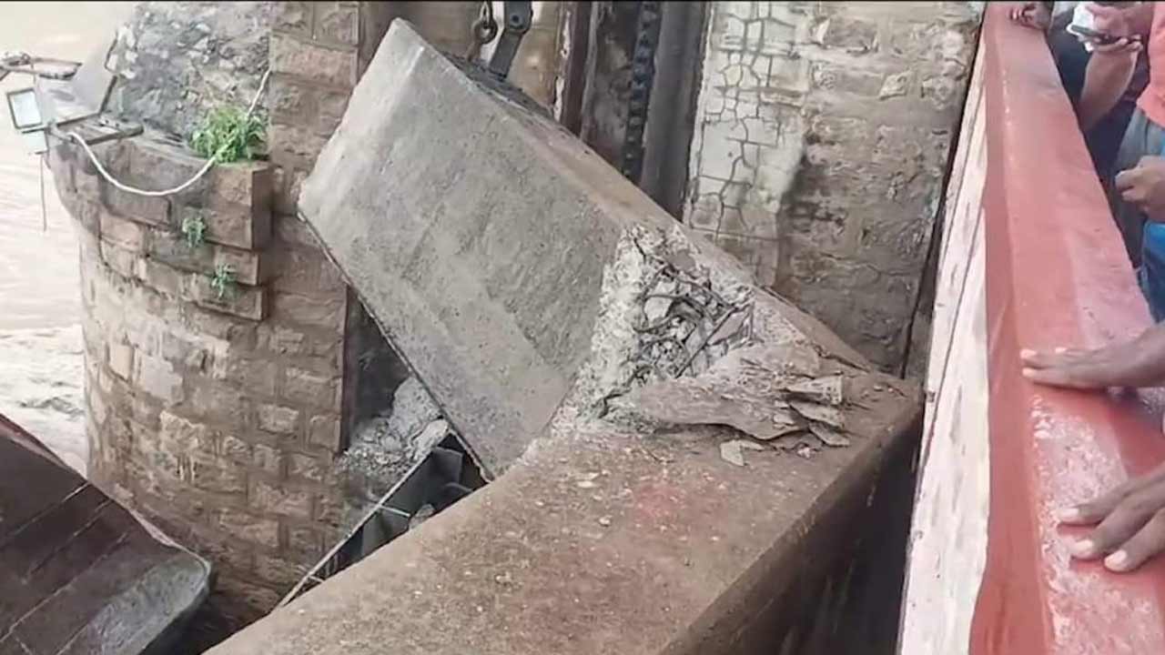 AP Rains | వరదలో కొట్టుకుపోయిన బోట్లు.. ప్రకాశం బ్యారేజి గేట్లకు ఢీ!