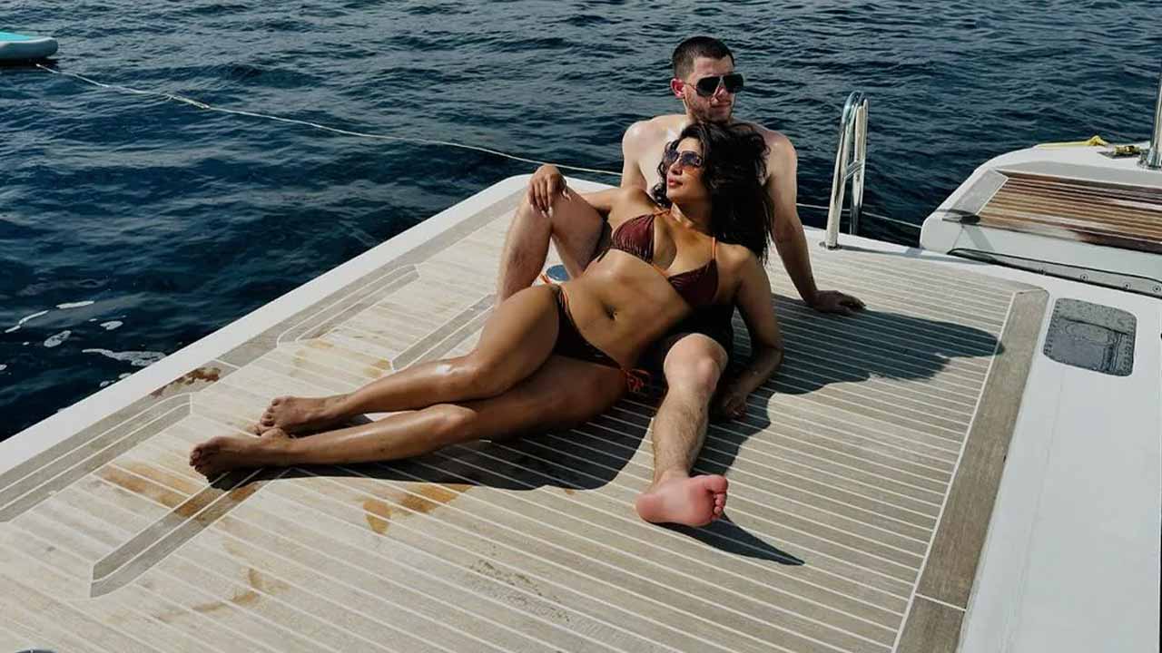 Priyanka Chopra: బ్రౌన్ స్విమ్ సూట్‌లో ప్రియాంకా చోప్రా సెగ‌లు