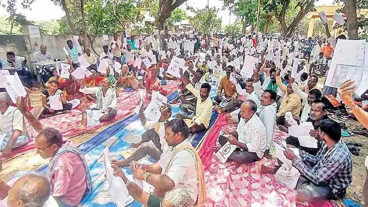 ప్రజాభవన్‌ ముందు.. పోలీసుల కంచె