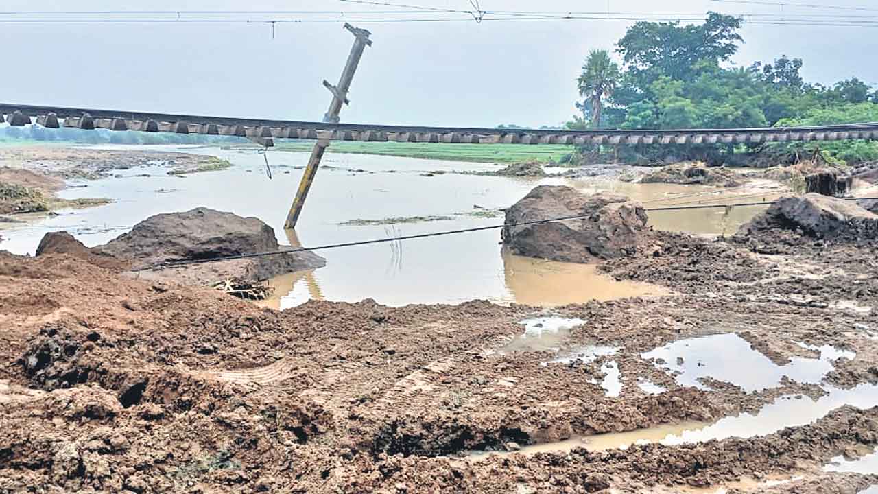 యుద్ధప్రాతిపదికన రైల్వే ట్రాక్‌ పునరుద్ధరణ