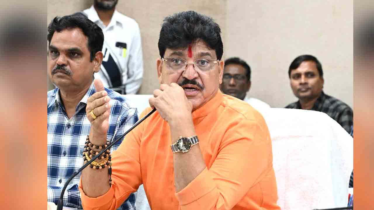 మంత్రి పేషీని పెట్రోల్‌ పోసి తగులబెడతా