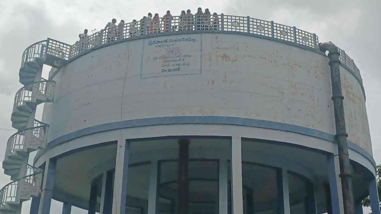 Sircisilla | రాత్రికి రాత్రే అనర్హులకు రేషన్‌ షాపుల కేటాయింపు.. వాటర్ ట్యాంక్ ఎక్కి బాధితుల నిరసన