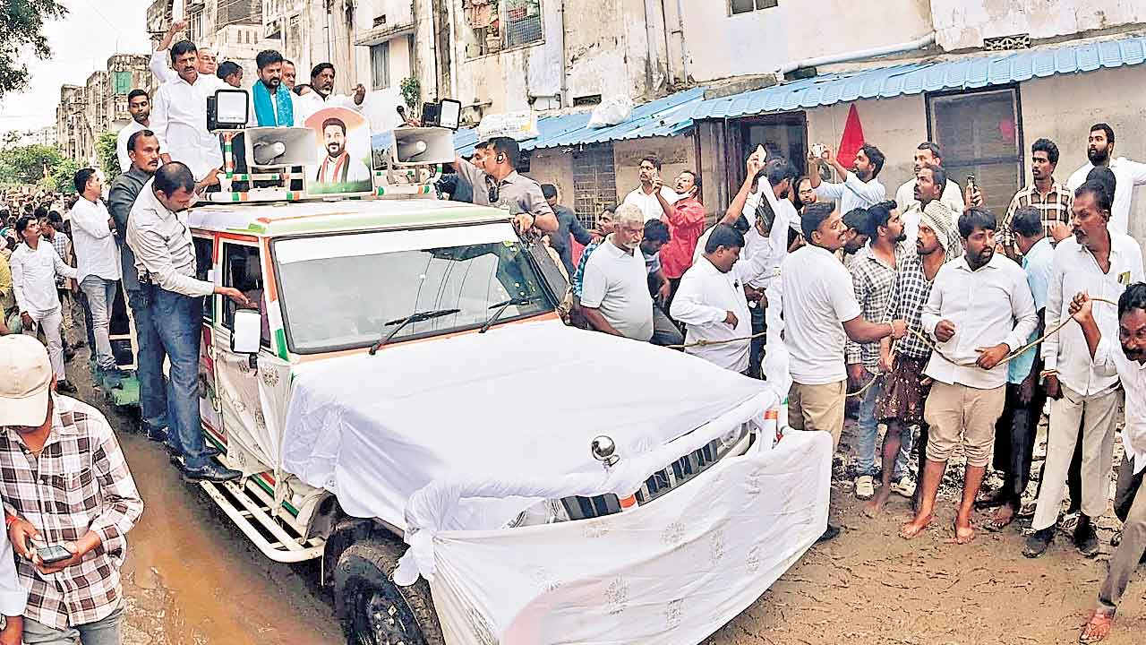 వరద పర్యటనలోనూ రాజకీయ రంగు