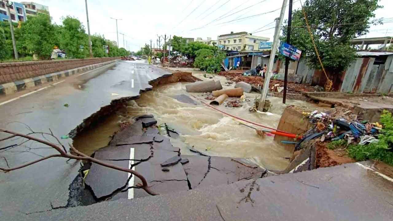 Telangana | 587 రోడ్లకు భారీ నష్టం.. ప్రాథమిక అంచనా ప్రకారం నష్టం రూ. 1200కోట్లు