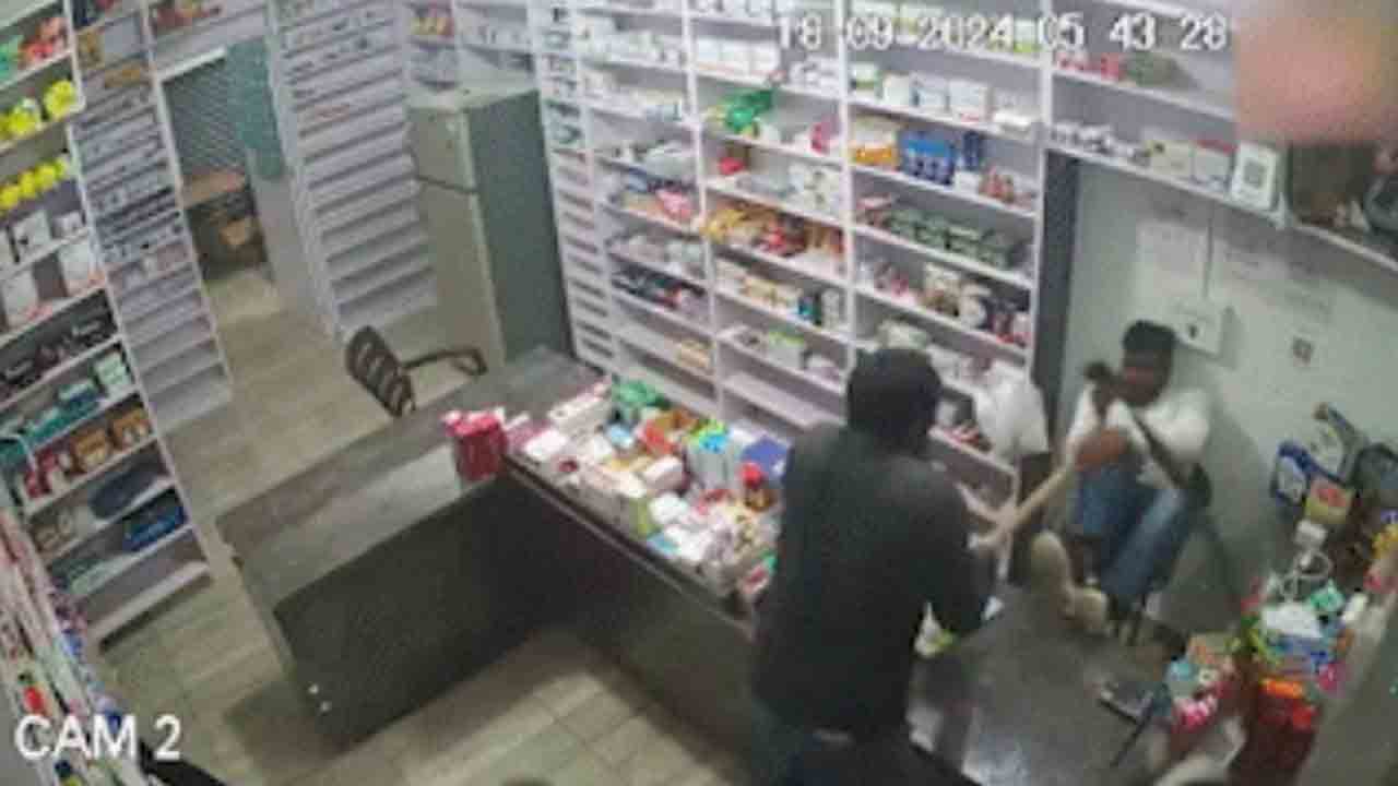 Robbers attack Man in Shop | షాపులో ఉన్న వ్యక్తిపై దొంగలు దాడి.. డబ్బులు, మొబైల్‌ ఫోన్‌ చోరీ