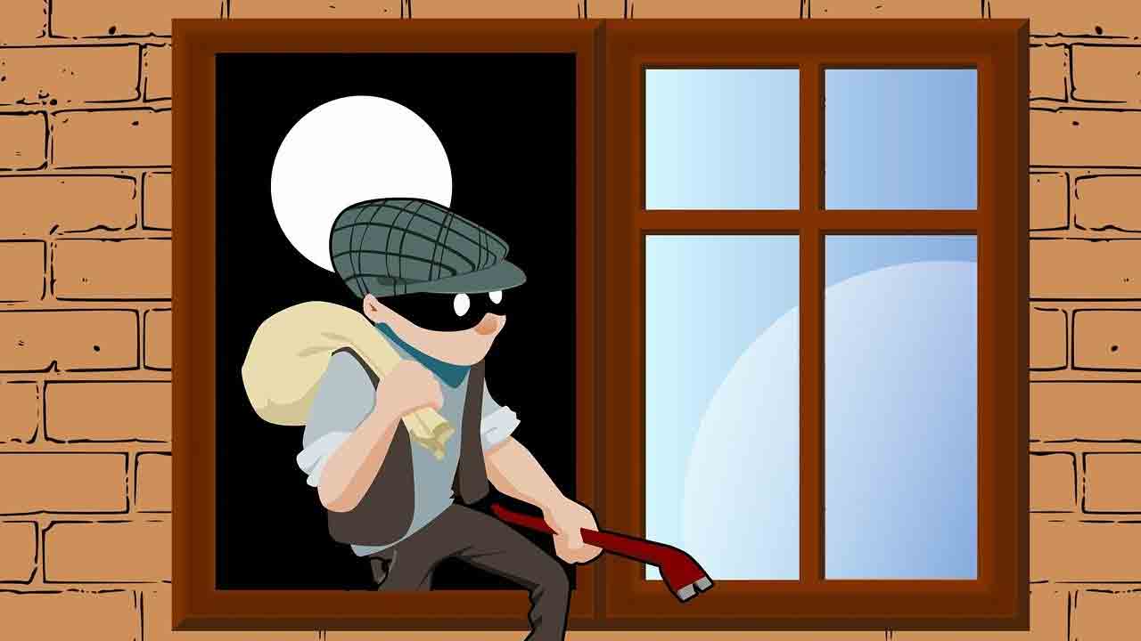 Hyderabad | ఫిల్మ్‌నగర్‌లో భారీ చోరీ.. 43 తులాల బంగారం, లక్ష నగదు అపహరణ