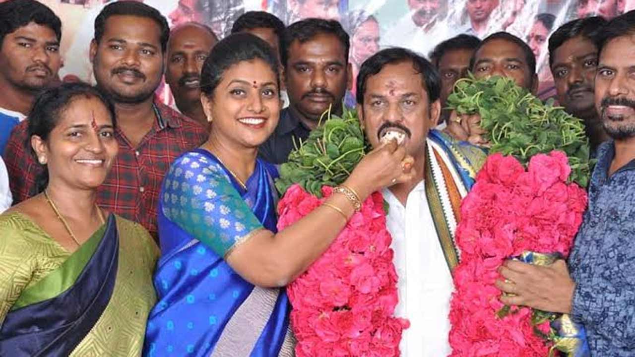 Roja | మాజీ మంత్రి రోజా ఫిర్యాదు.. వైసీపీ నాయకుల సస్పెండ్‌